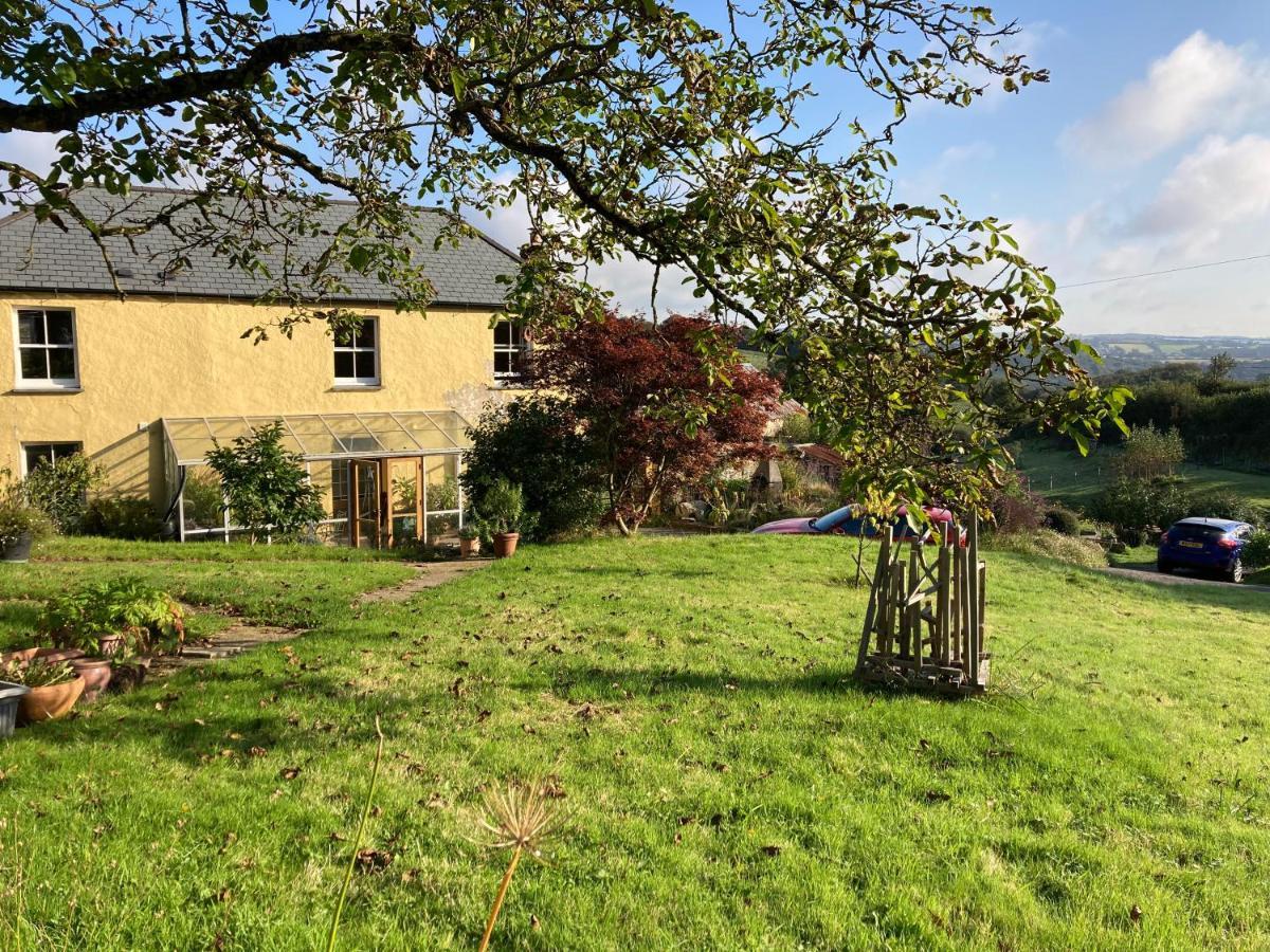 Frizenham Farmhouse Little Torrington Exterior photo